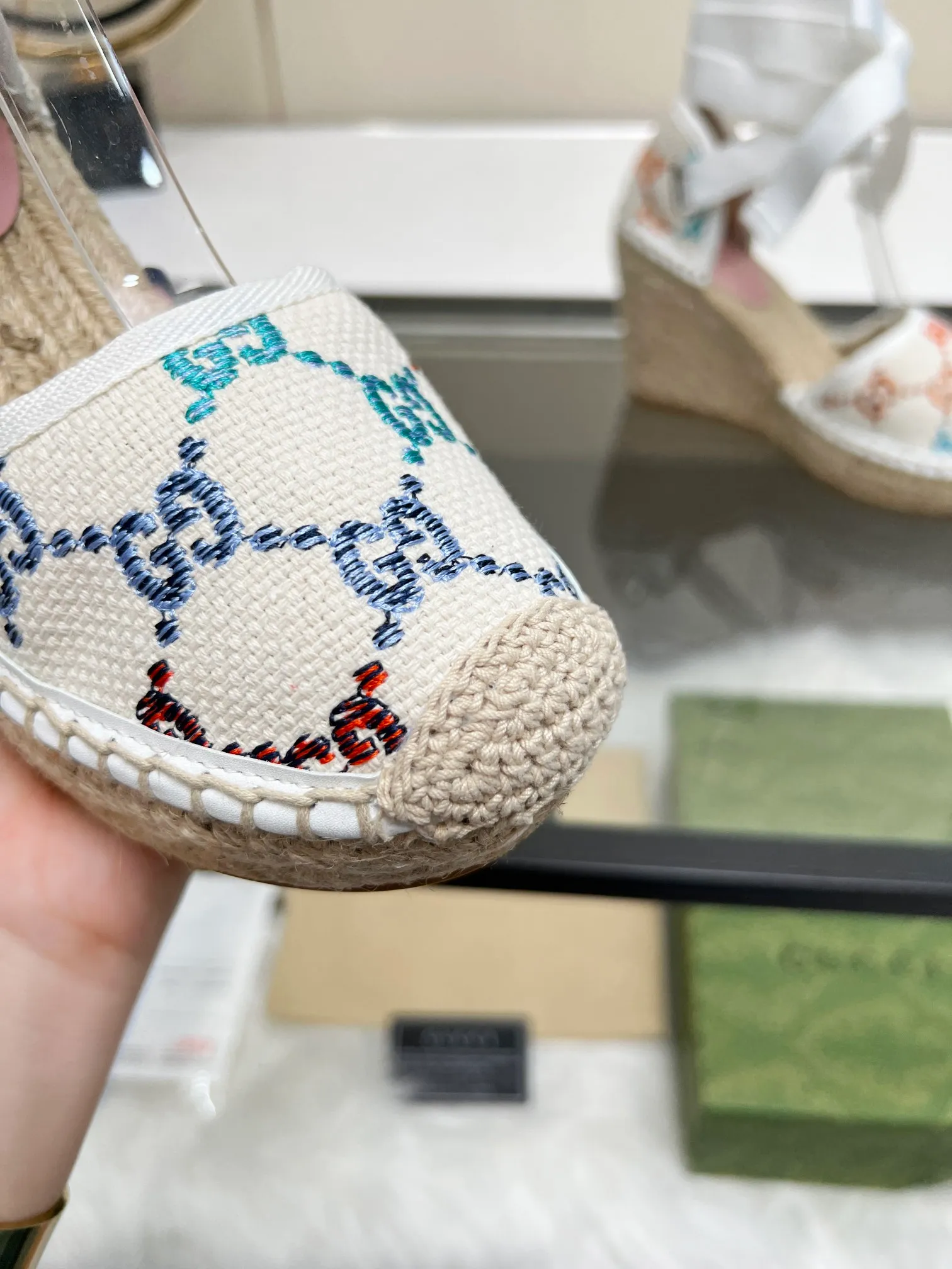 👟👟Ex-factory price 440👟👟 GUCCI wedge fisherman sandals, thick-soled straw, high-end quality, fabric: double G fabric, electric embroidery, lining: mixed sheepskin lining, yardage: 35～42, color: pure white. Dear new and old customers, the picture has been updated, please transfer the image to change. The upgraded version of the wedge heel currently has more than 40 colors. Transfer the image to sell.